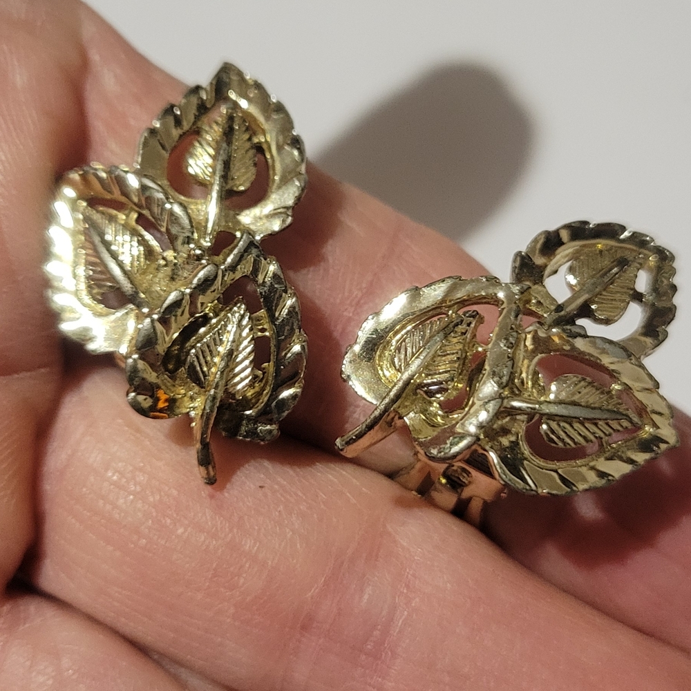 Elegant Gold Leaf Clip On Esrrings